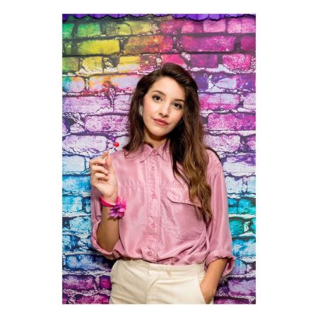 James Scully's Girlfriend is a theater actress.